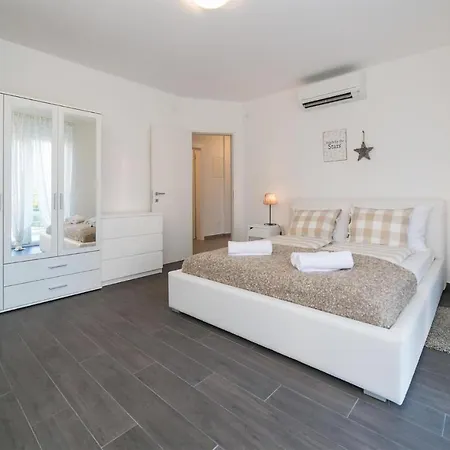 Lovely In Biograd With Wifi Casa vacanze