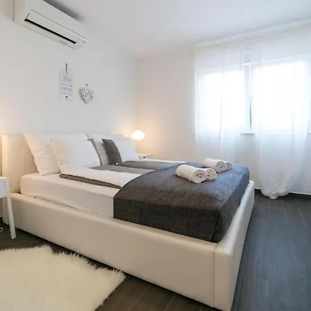 度假居 Lovely In Biograd With Wifi *
